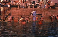 ガンジス河で沐浴する人々