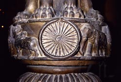 アショカピラーの法輪（サルナート考古博物館・前3世紀）